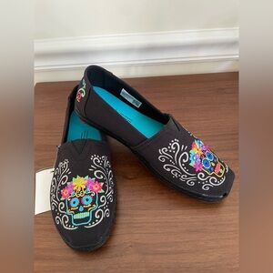 NWT TOMS Alpargata Dia De Lis Muertos Black Embroidered Flats Size 7